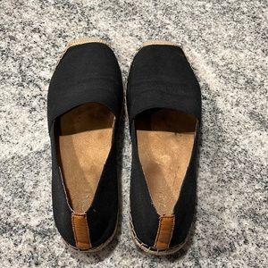 Vionic Valerie Espadrille Flats w/ little wear. Blackwithtan trim is versatile.
